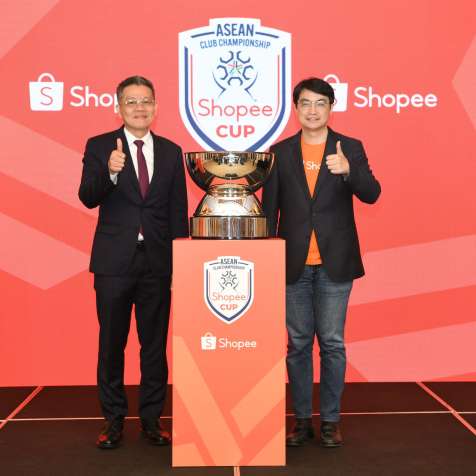 President Tengku Tan Sri Dato' Seri Ahmad Rithauddeen and a representative of Shoppee at the press conference on the appointment of Shoppee as the naming rights partner of the Shoppee Cup.