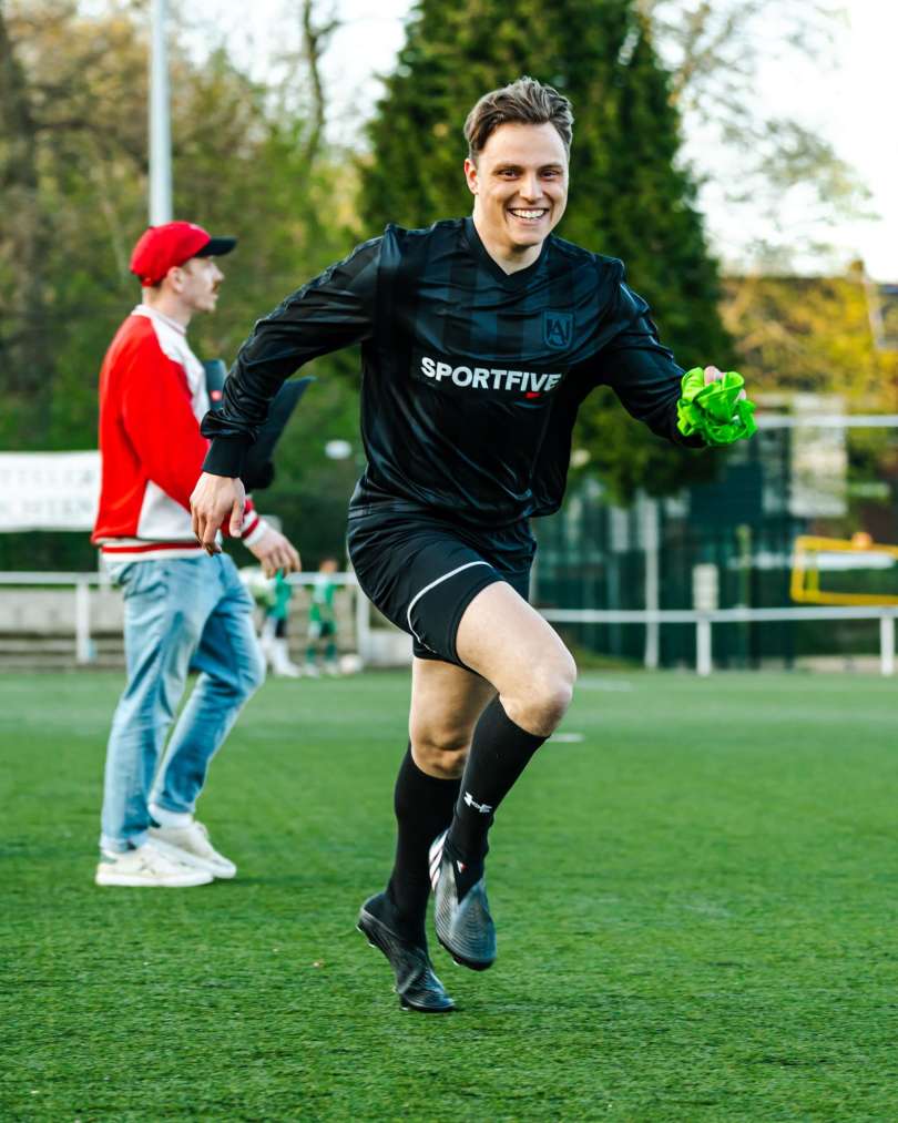 Footballplayer from the Sportfive team running