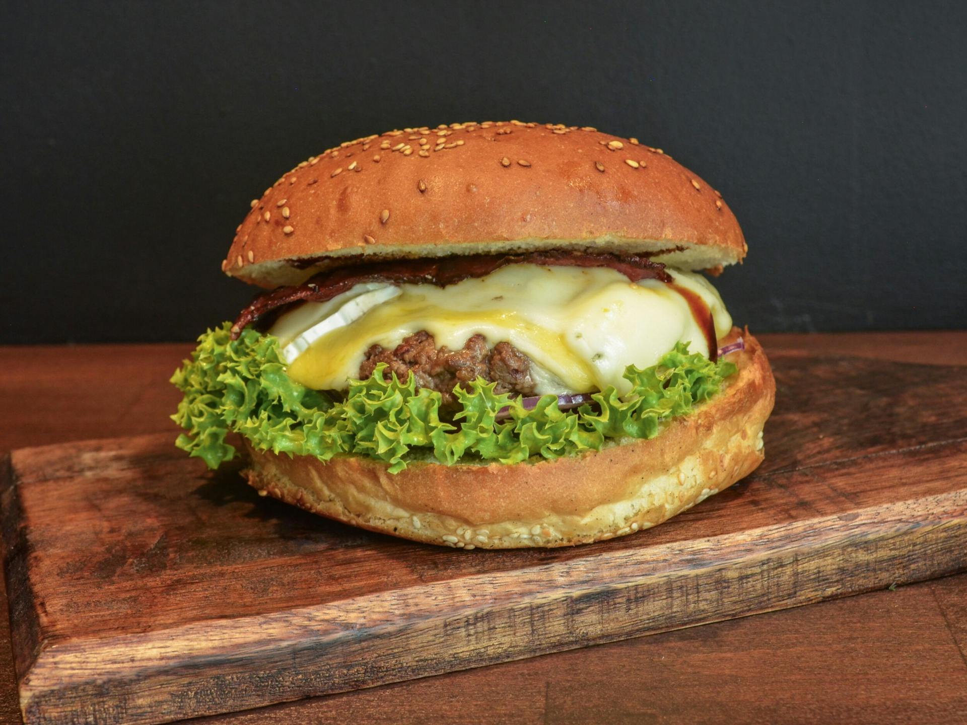 Burger Serowa Lawina (cztery sery)