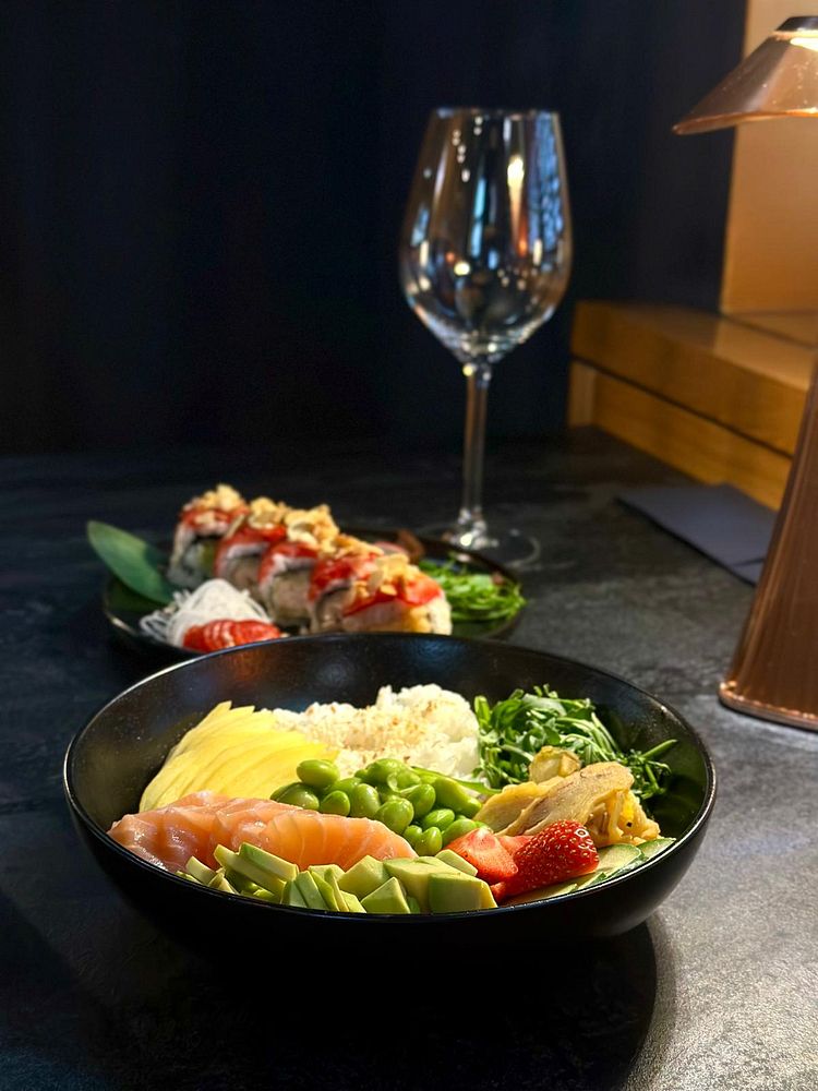 POKE BOWL SUROWY ŁOSOŚ