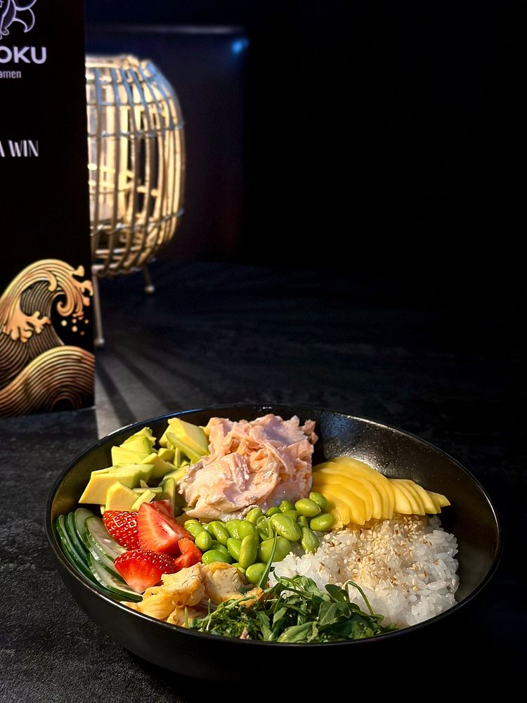 POKE BOWL GRILOWANY ŁOSOŚ