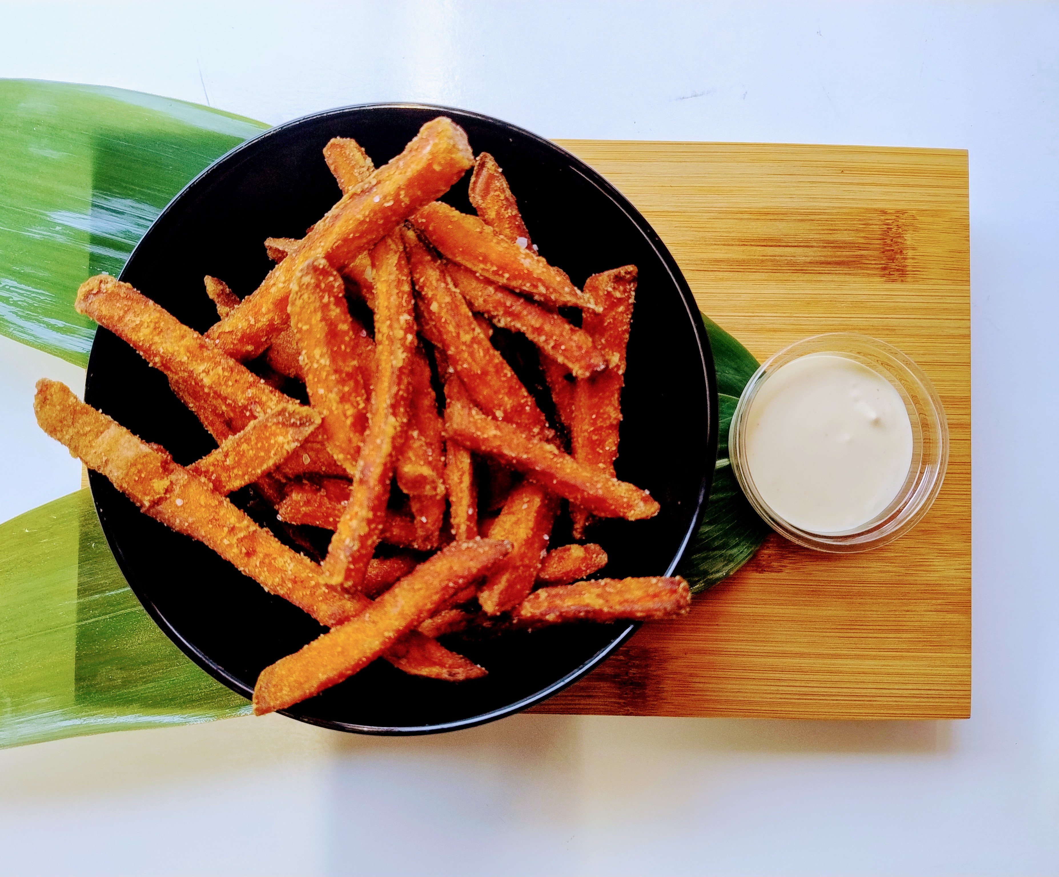 Frytki z batata z sosem do wyboru