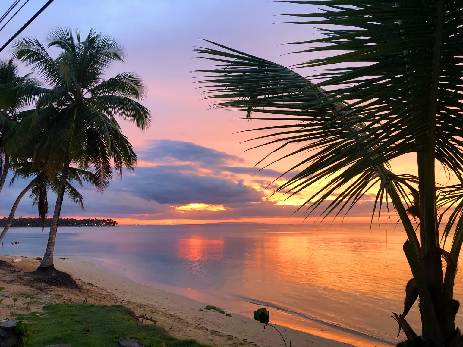 Atardecer tropical en una playa de la península de Samaná