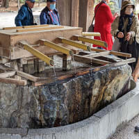 The hand-washing stone basin