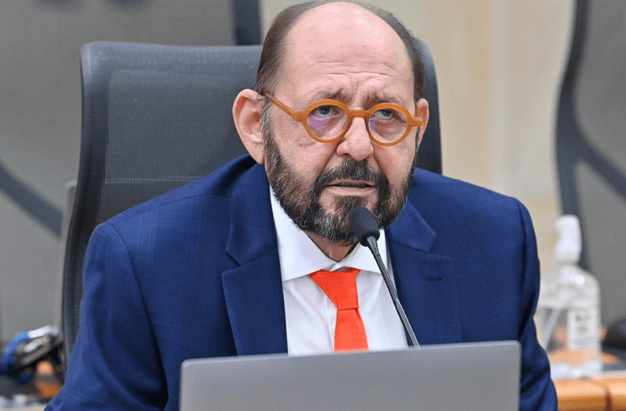 Gustavo Carvalho presta homenagem a idealizadores de novo curso de Medicina