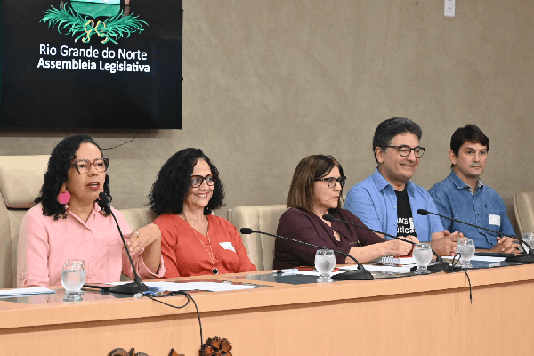 Audiência na ALRN discute Sistema Nacional de Educação e homenageia professor Chagas