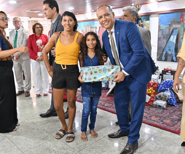 Assembleia RN faz entrega do Papai Noel dos Correios para crianças da Casa Durval Paiva