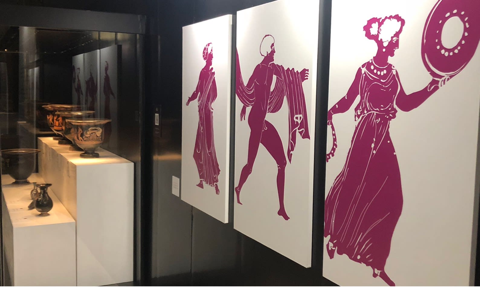 Menadi Danzanti — SUGGESTIONI VISIVE TRA ANTICO E CONTEMPORANEO