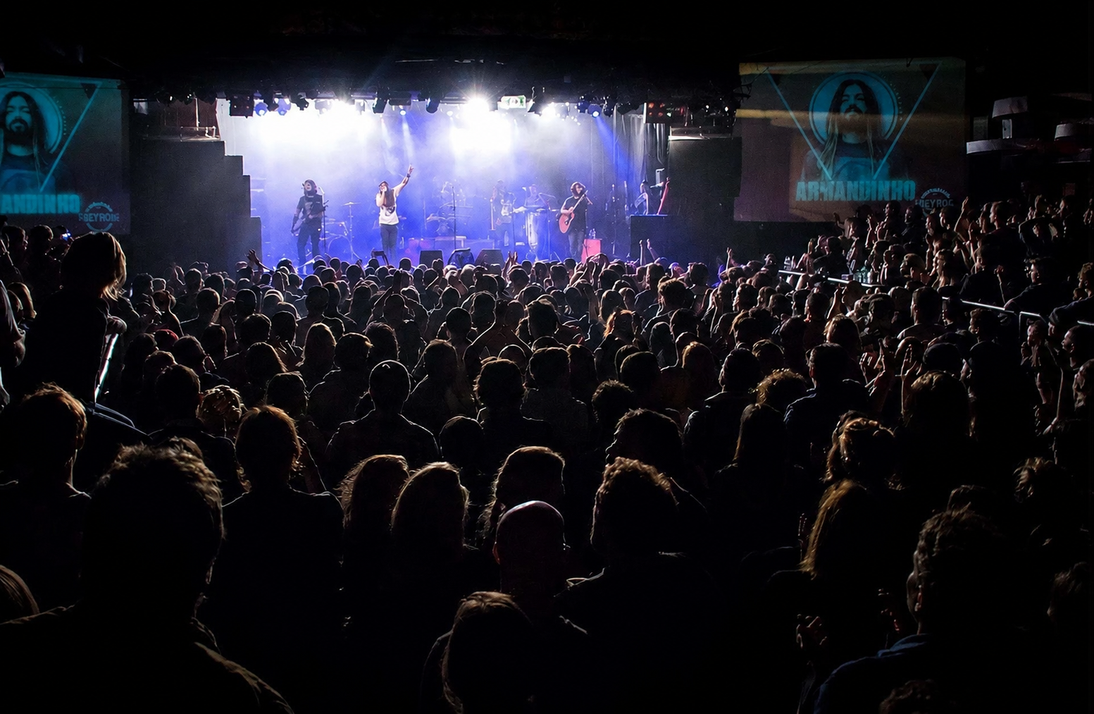 Interior Abbey Road — escenario con cortinas rojas