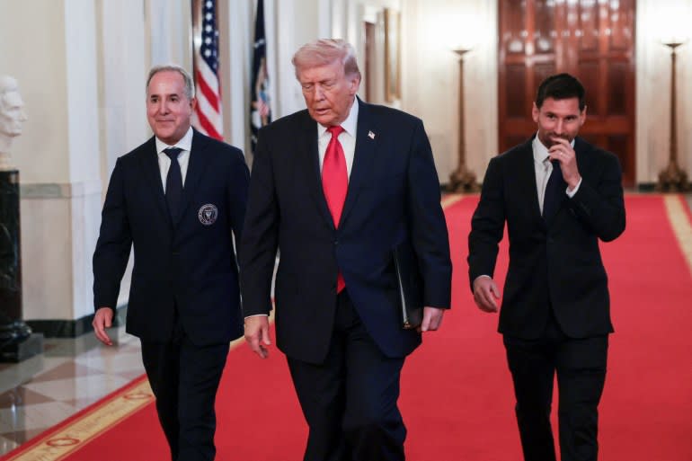 Vidéo : Les éloges de Trump envers Al-Ahly d'Égypte devant Messi enflamment les réseaux sociaux Vidéo : Les éloges de Trump envers Al-Ahly d'Égypte devant Messi enflamment les réseaux sociaux