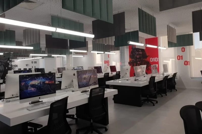 L'école de codage marocaine 1337 remporte la première place mondiale du défi hivernal 2026 de CodinGame.