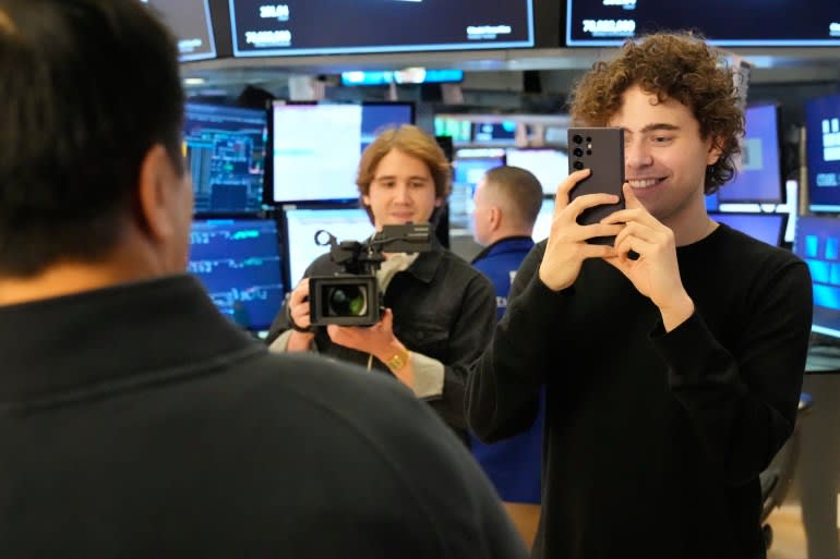 Une enquête du Guardian révèle que ces personnes parient des millions de dollars sur des catastrophes et des guerres.