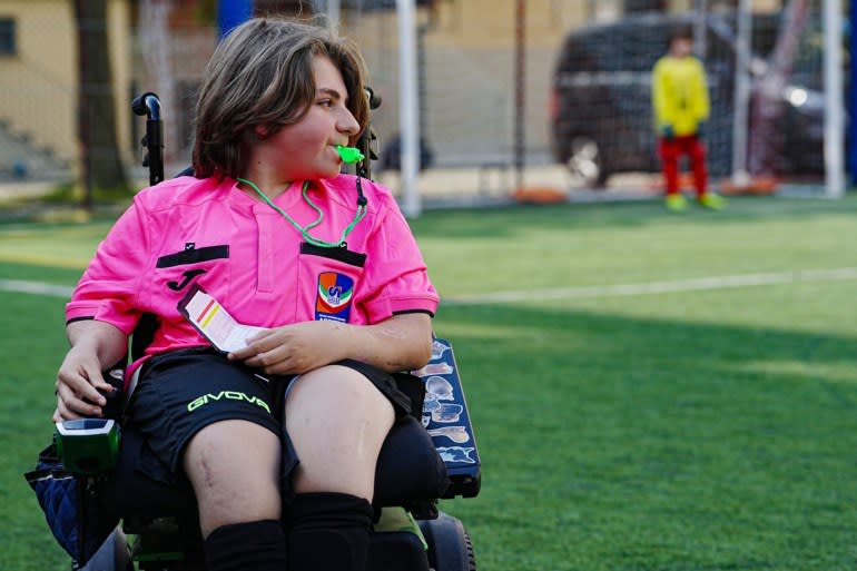 L'Italien Croce devient le premier arbitre à diriger un match depuis un fauteuil roulant.