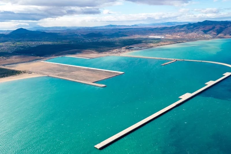 Les autorités marocaines examinent l'avancement des travaux du port de Nador West Med avant son lancement.