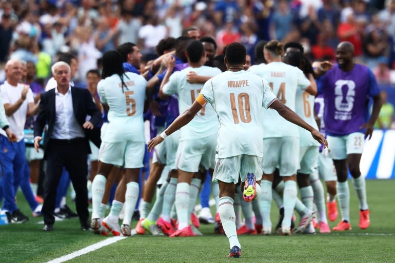 La France se qualifie pour les demi-finales… La presse internationale salue l’expérience des Bleus et la combativité des Lions de l’Atlas.