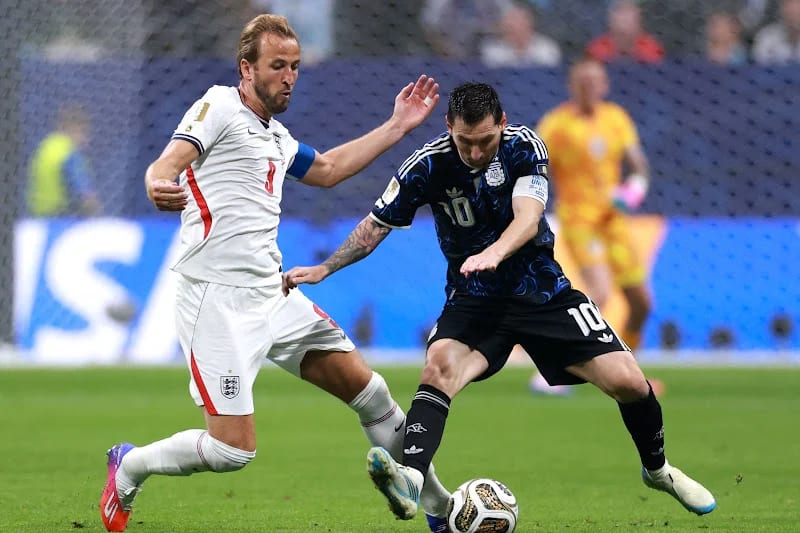 L'Argentine a battu l'Angleterre 2-1 et s'est qualifiée pour la finale de la Coupe du monde.