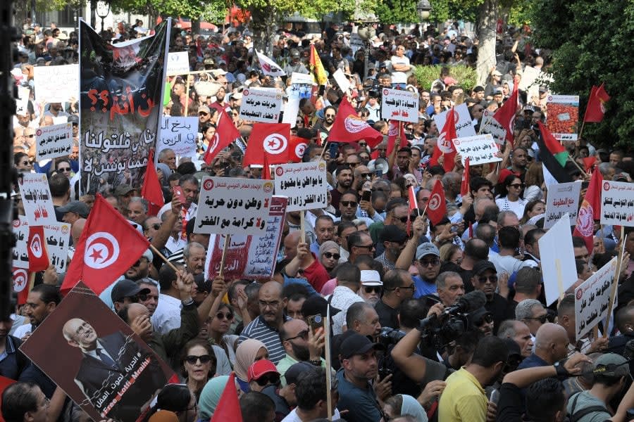 Des Tunisiens manifestent contre le coût de la vie et les libertés.