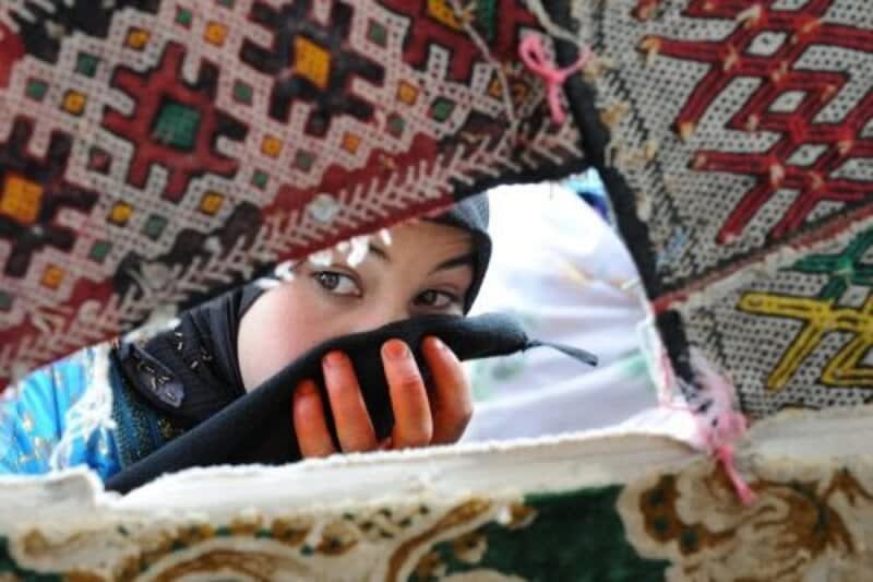 Les tribunaux marocains ont approuvé plus de 10 600 demandes de mariage de mineurs en 2024, malgré une baisse de 17 %.