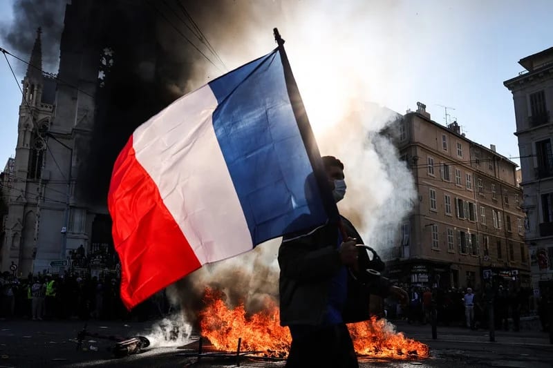 Macron affirme que rien ne justifie la violence « débridée » lors des manifestations en France.