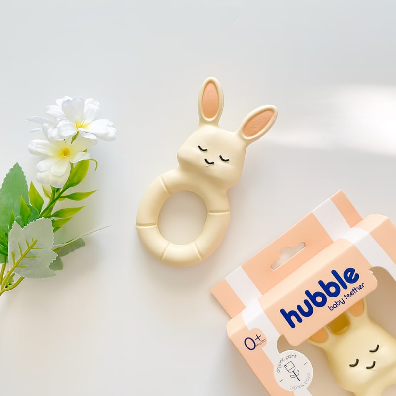 Beyaz fonda Hubble Babies uyuyan tavşan figürlü doğal kauçuk halka diş kaşıyıcı.