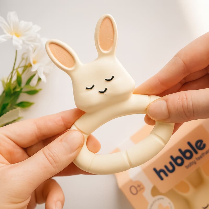 Elle bükülerek yumuşaklığı ve esnekliği gösterilen doğal kauçuk tavşan diş kaşıyıcı.