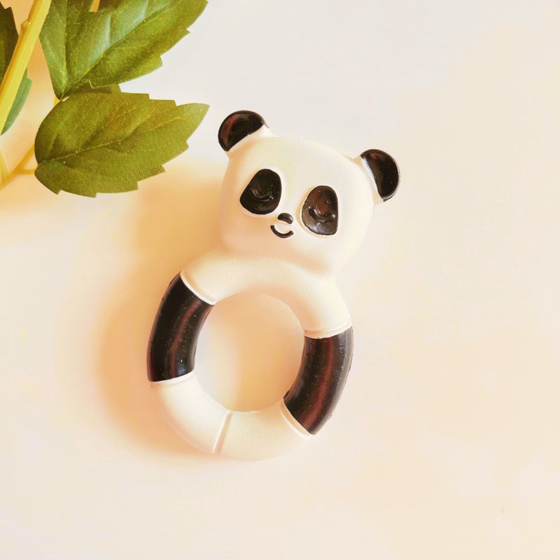 Siyah beyaz panda tasarımlı, %100 doğal malzemeden üretilmiş bebek diş kaşıyıcı ve banyo oyuncağı yakın çekim detay görüntüsü.