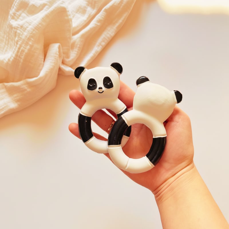 Doğal kauçuktan üretilmiş iki adet panda figürlü bebek diş kaşıyıcı; yumuşak dokulu ve kolay kavranabilir tasarım.