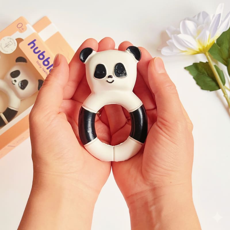 Bebek hediye seti olarak ideal, Hubble ambalajlı sevimli panda diş kaşıyıcı; estetik sunum ve doğal oyuncak detayı.