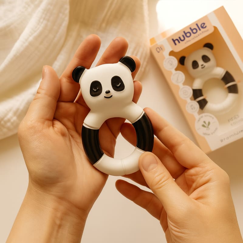Hubble marka kutusuyla birlikte sunulan panda şeklindeki bebek diş kaşıyıcı; bebekler için güvenli ve ergonomik tutuş sağlayan organik oyuncak.