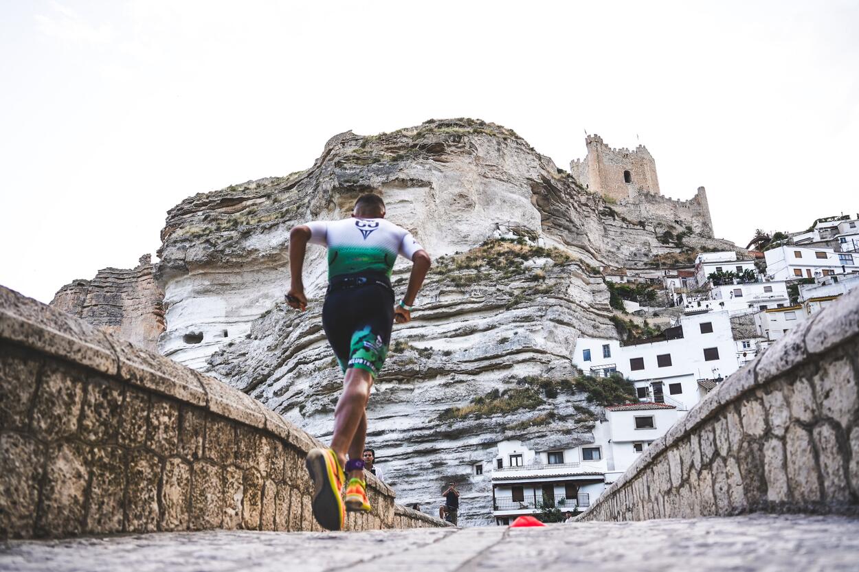 Abraham García y María Vilas ganan el XII Triatlón Nocturno de Alcalá del Júcar 2026