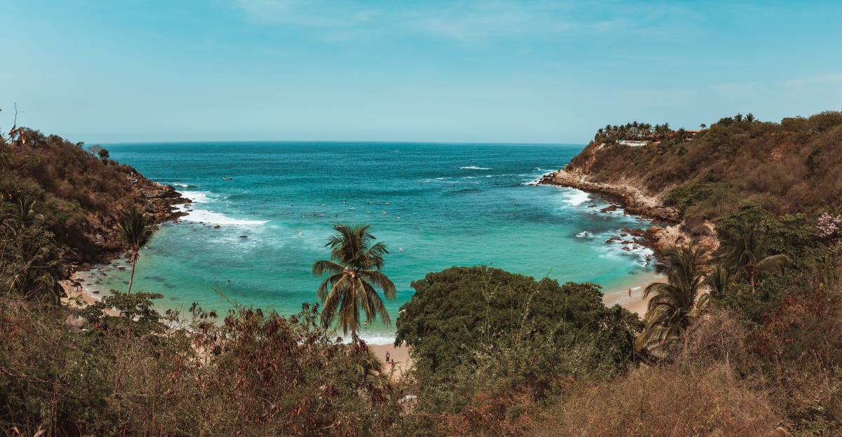 Hermosa ensenada escondida en Puerto Escondido México con aguas azules cristalinas y vegetación tropical exuberante