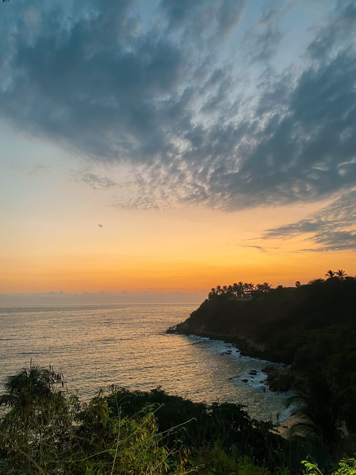 Coucher de soleil sur les falaises et le littoral de la colline près de Bacocho, Puerto Escondido, Oaxaca, Mexique