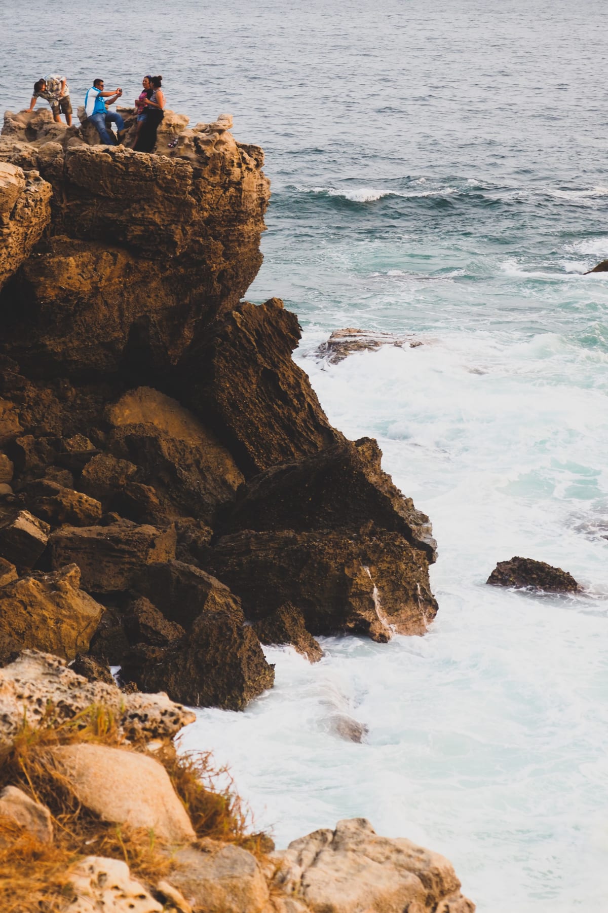 Visiteurs debout sur une falaise escarpée surplombant le Pacifique à Puerto Escondido, Oaxaca, le marché côtier au cœur de ces prévisions immobilières 2026