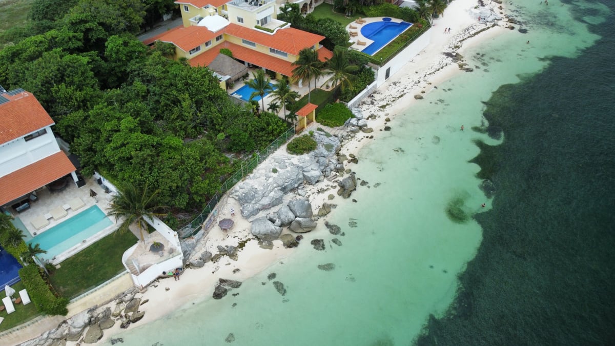 Villas costeras tropicales con albercas frente al Océano Pacífico en México — inversión inmobiliaria segura