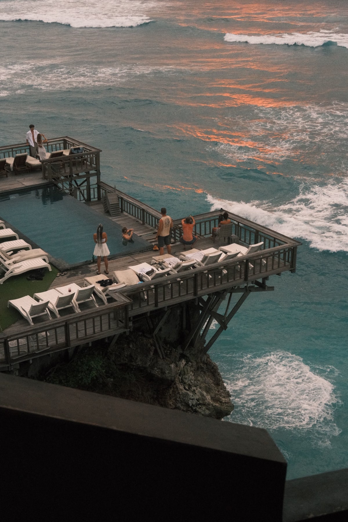 Piscine à débordement en bord de falaise surplombant l'océan au coucher du soleil, le type de bien avec équipements haut de gamme qui fait grimper la valeur des condominiums à Puerto Escondido en 2026