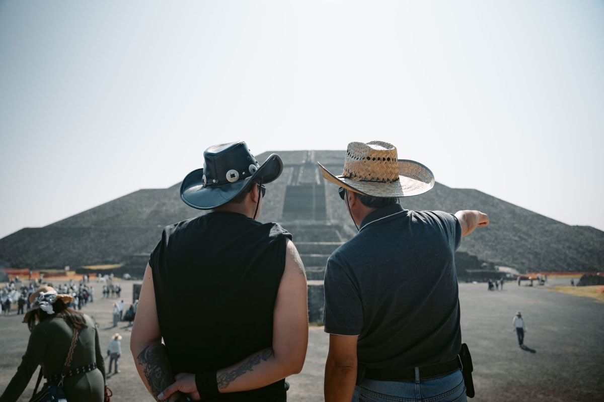 Turismo en la costa del Pacífico de México — visitantes disfrutando de la costa mexicana mientras las llegadas de turistas impulsan la demanda de bienes raíces en Puerto Escondido Oaxaca