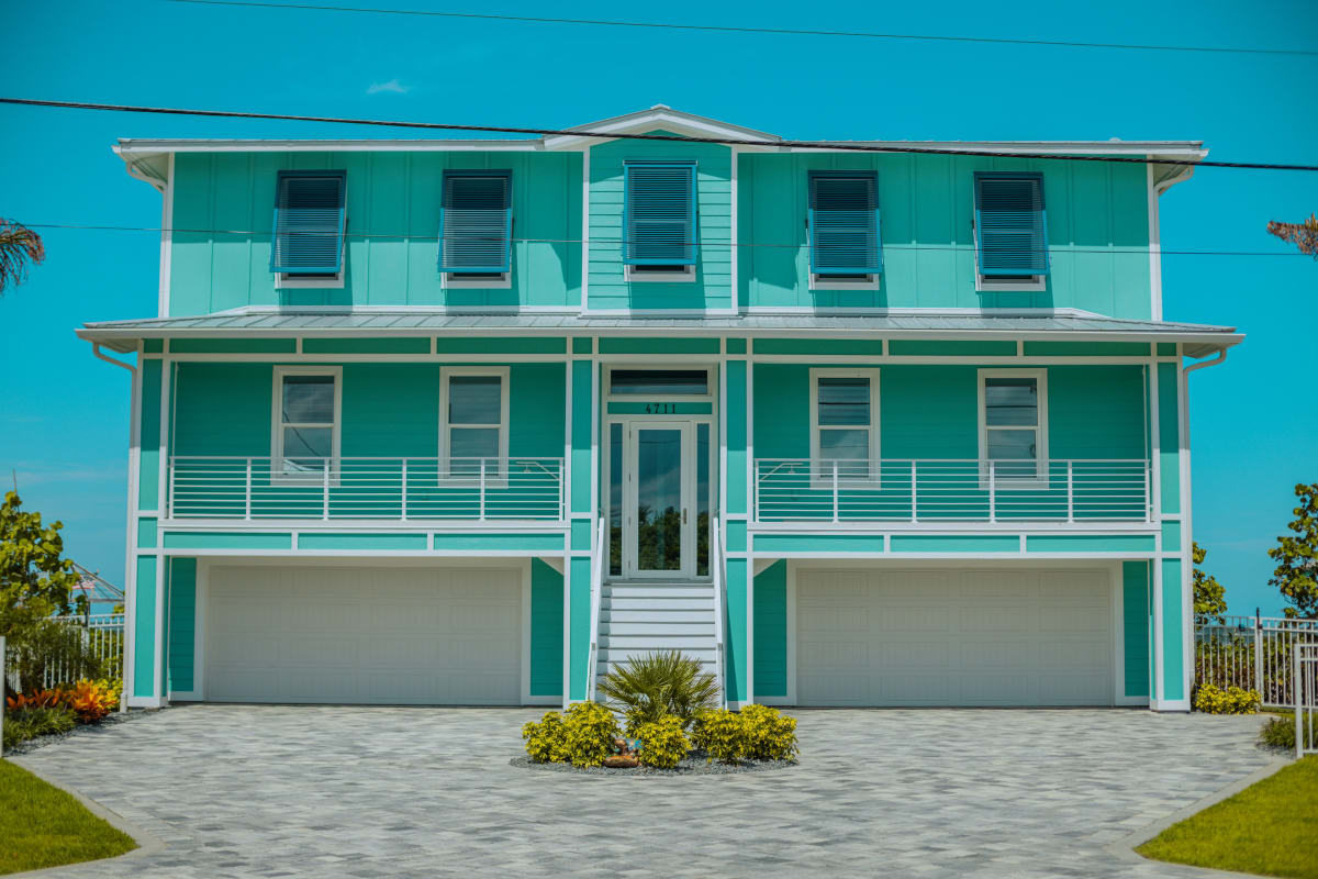 Maison de plage moderne à l'architecture contemporaine, représentative des constructions terminées et prêtes à la location désormais courantes dans les développements de Puerto Escondido