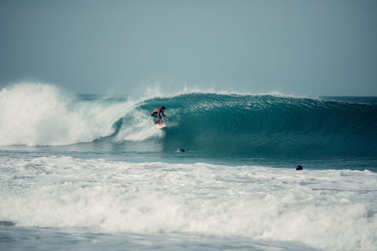 Olas de surf en Puerto Escondido Oaxaca México — el surf de clase mundial que impulsa el turismo internacional y la demanda de propiedades en el mercado inmobiliario de Zicatela y La Punta