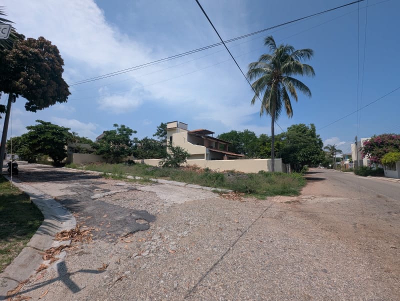 Corner lot 2min walk from Rinconada