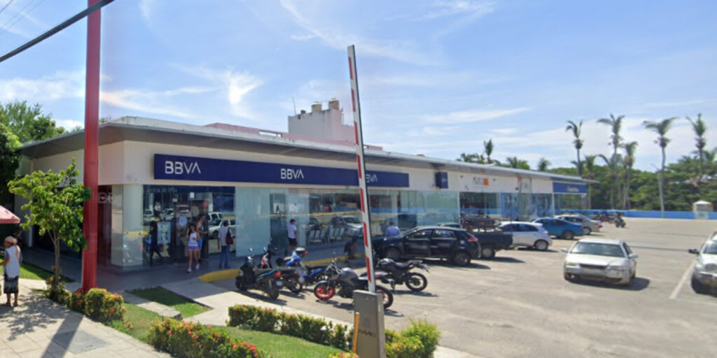 Banca en Puerto Escondido: Guía Práctica para Propietarios Extranjeros e Inversionistas