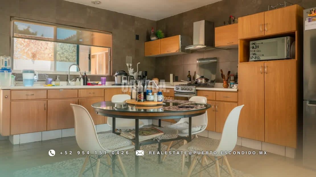Residencia Amplia con Jardines Exuberantes - Miniatura 9