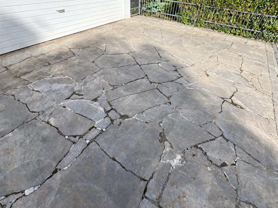 Auffrischung Polygonalplatten Heidingsfeld – Einfahrt vorher