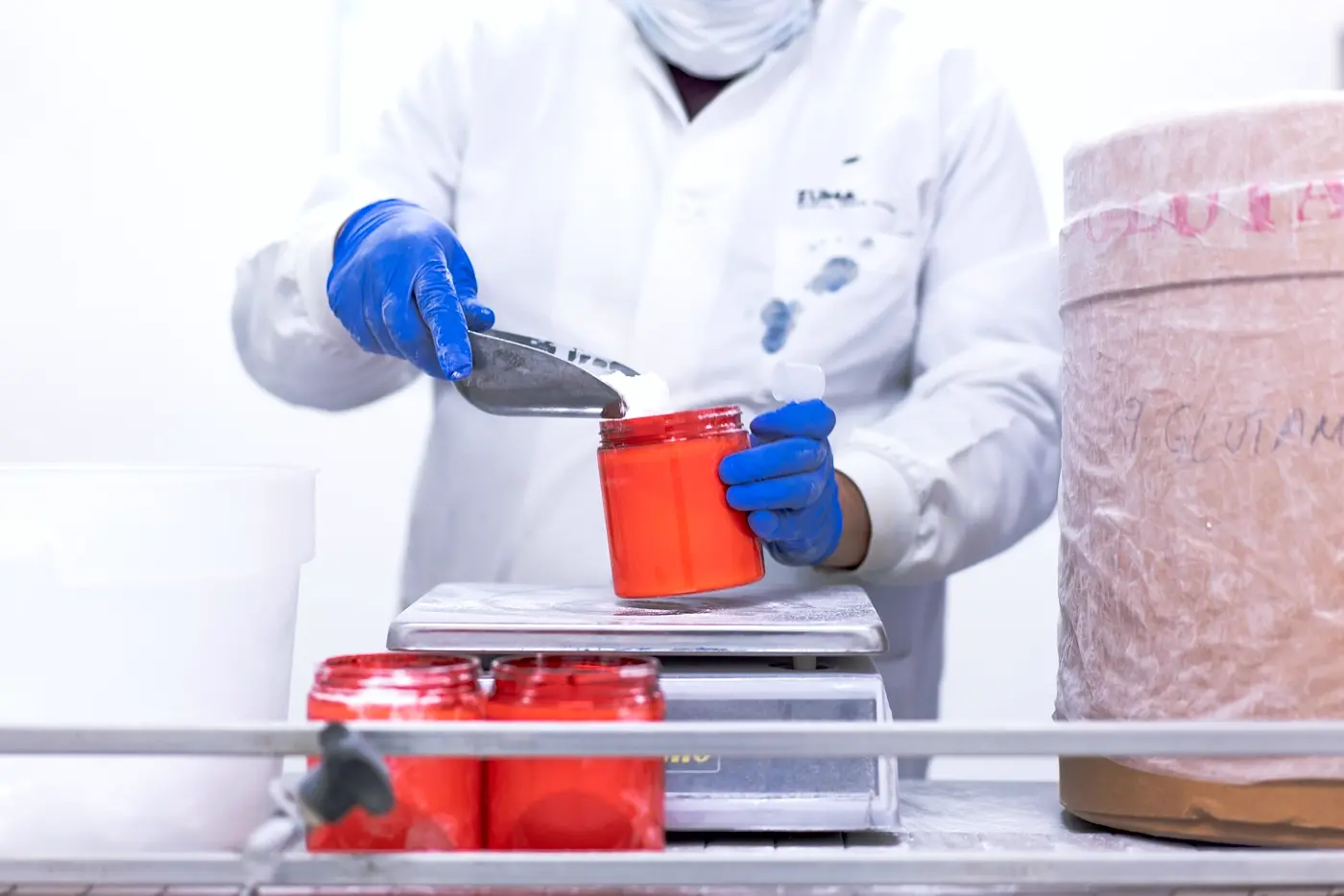 Pesaje de materia prima en báscula dentro del área de formulación