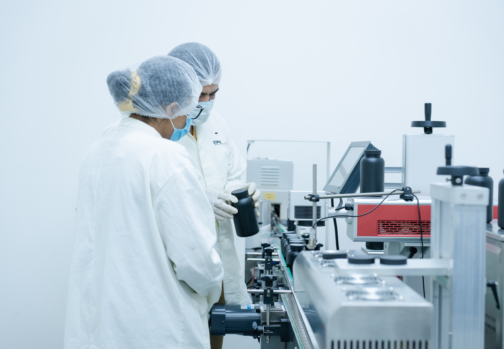 Persona en bata trabajando con equipo de laboratorio para escalar un proyecto