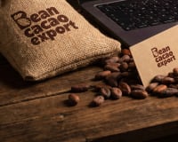 Foto del post: saco de cacao Bean Cacao Export junto a granos y una laptop