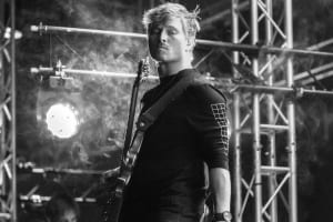 Frederik performing live