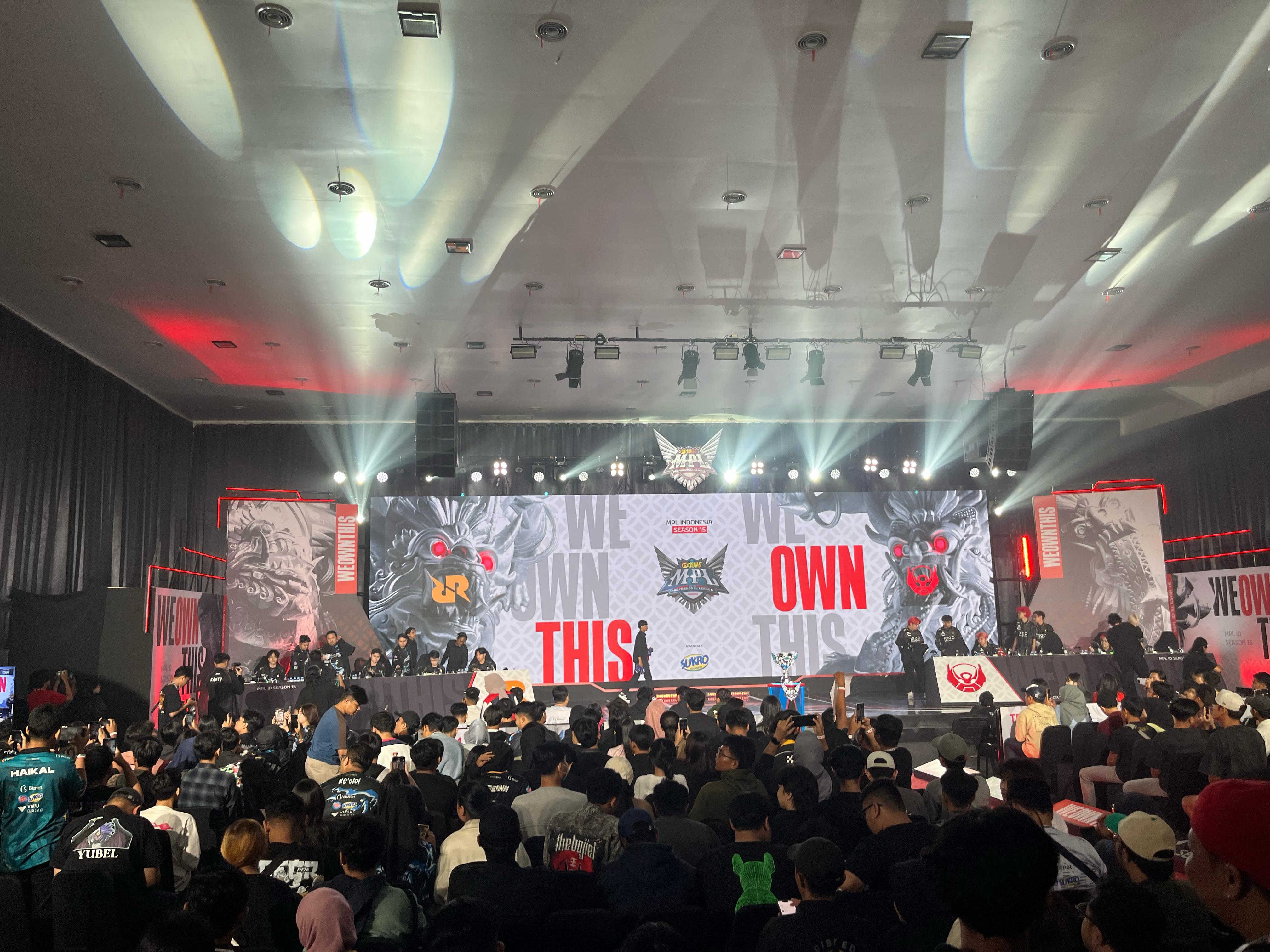 Suasana panggung MPL ID dengan ribuan penonton offline