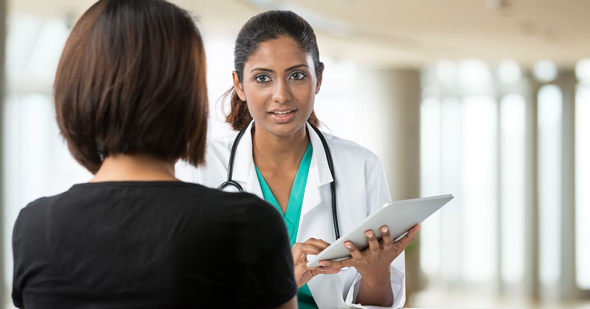 doctor speaking to a lady patient