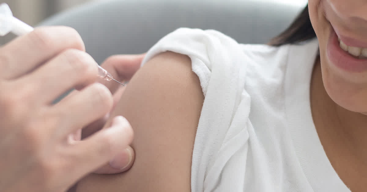 woman receiving hpv vaccination