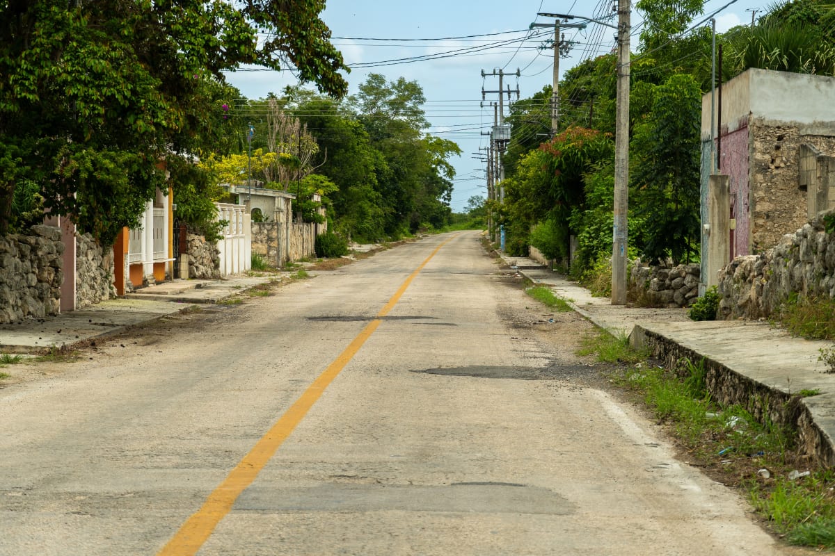 Calle tranquila con casas bajas y árboles en Suma, un pueblo de Yucatán fuera de Mérida